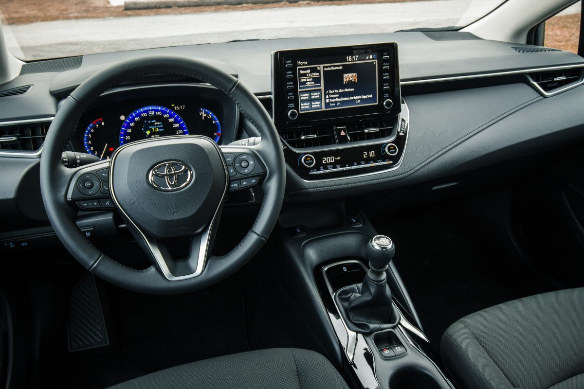 Toyota Corolla sedan detail palubové desky