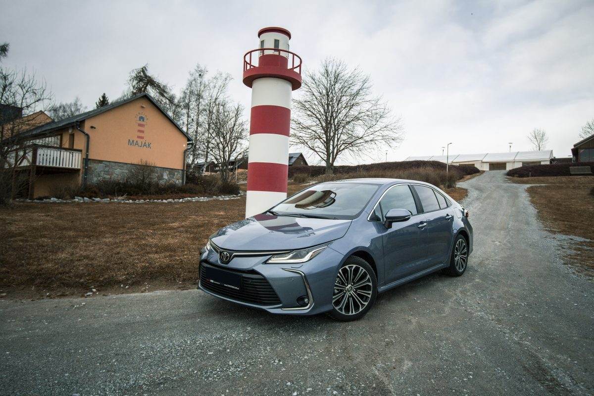 Toyota Corolla sedan u majáku