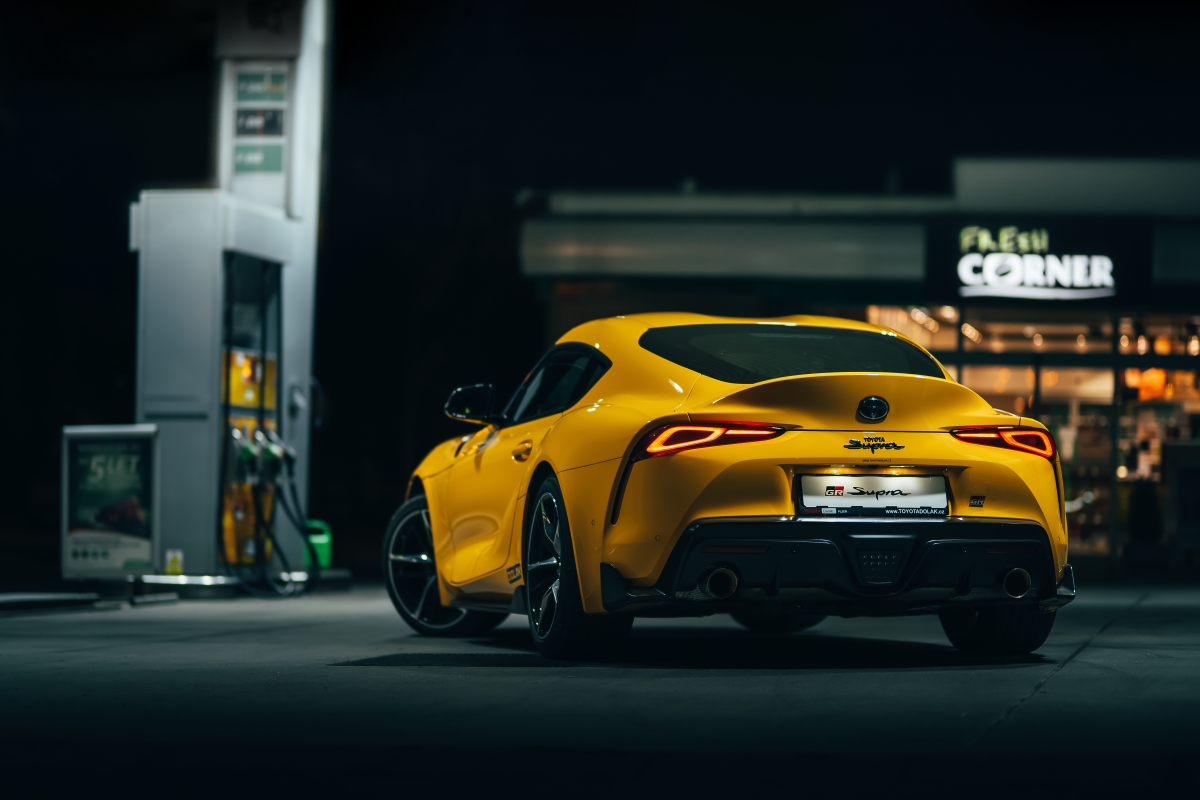 Toyota GR Supra tankovací stanice v noci