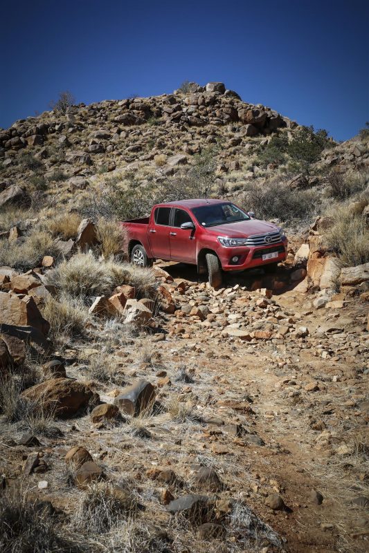 Toyota Hilux kamenitý terén