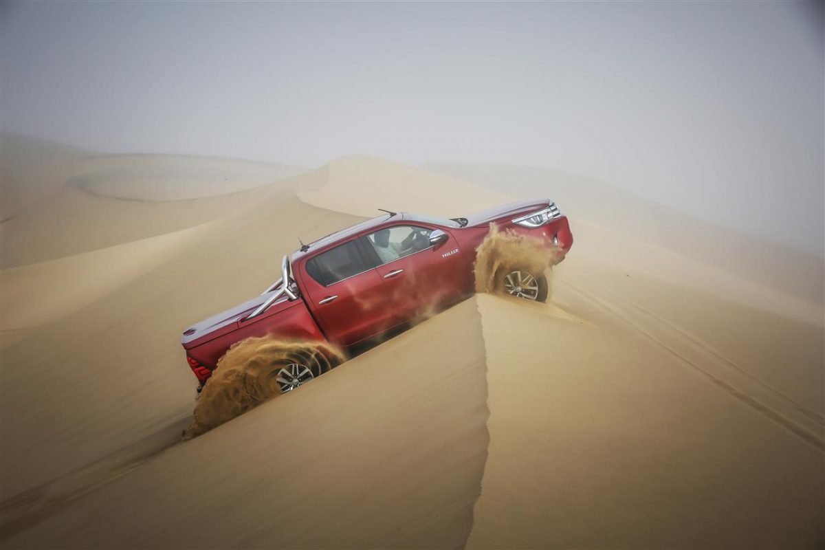 Toyota Hilux jízda v písku