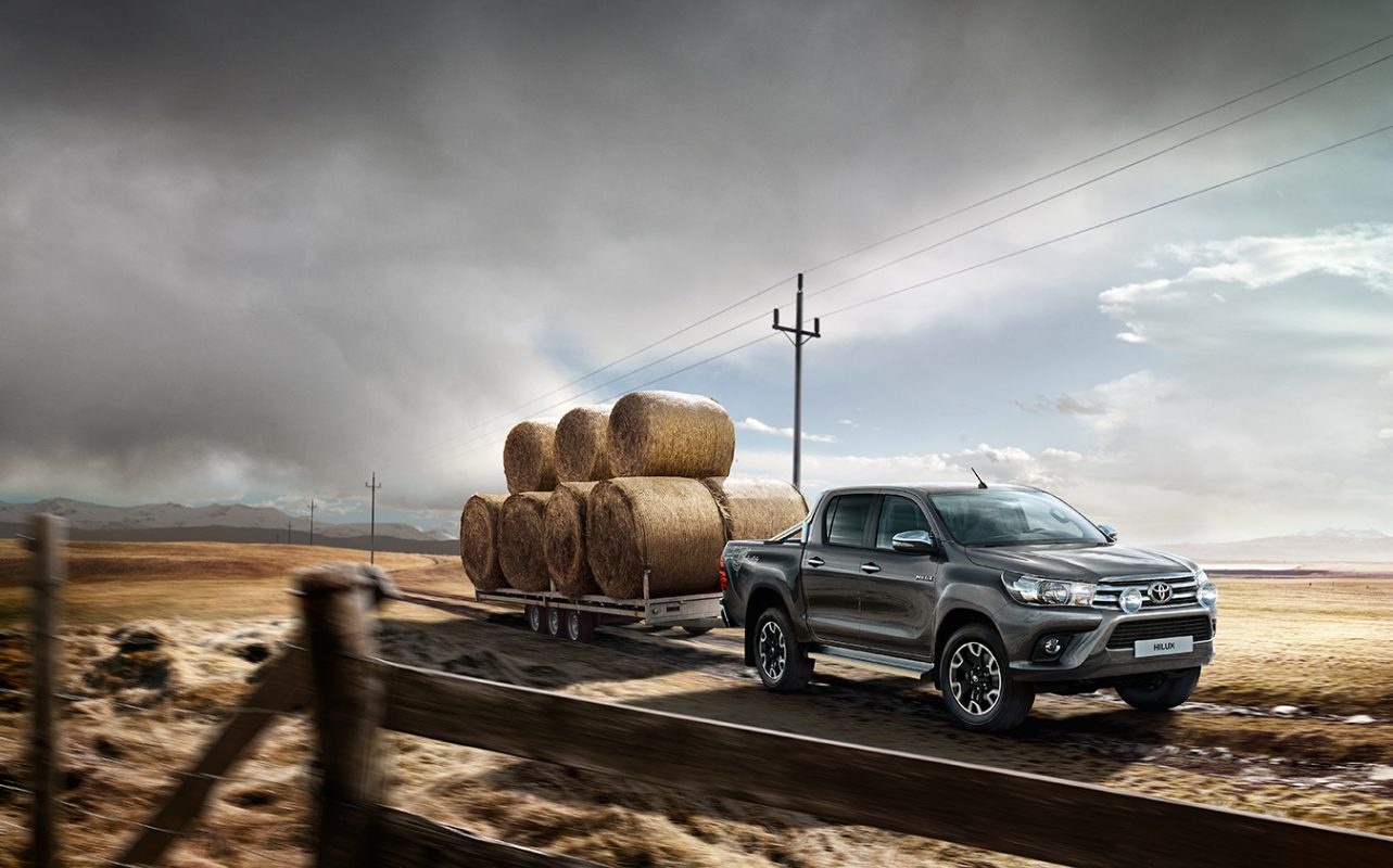 Toyota Hilux převoz balíků slámy