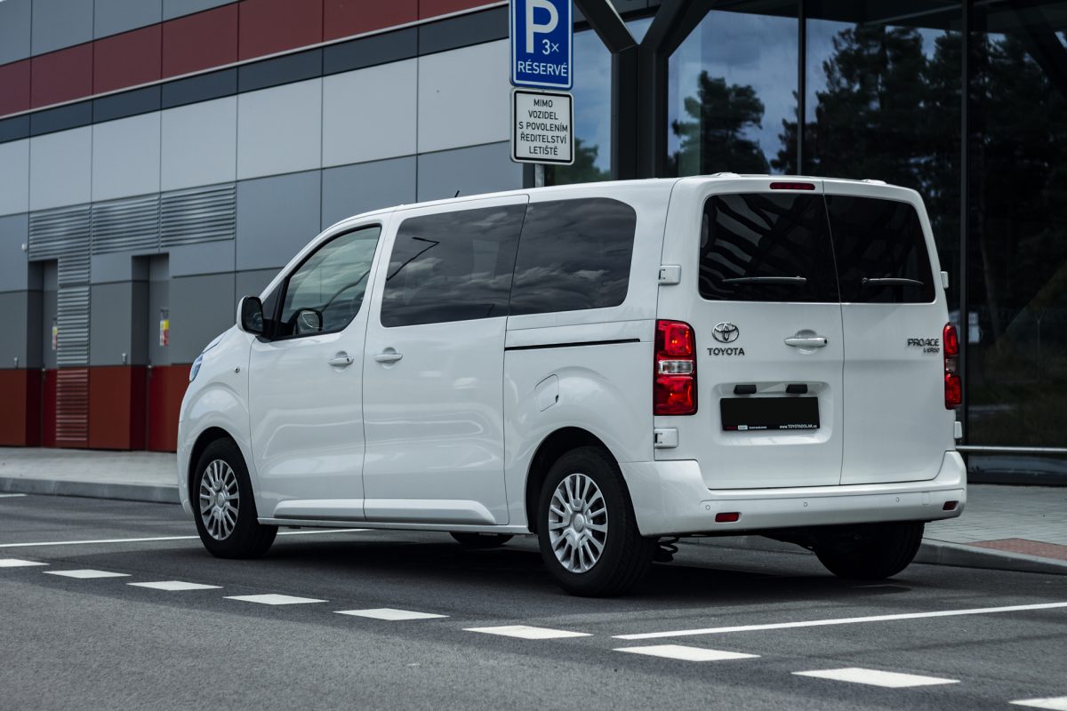 Toyota Proace Verso pohled ze zadu