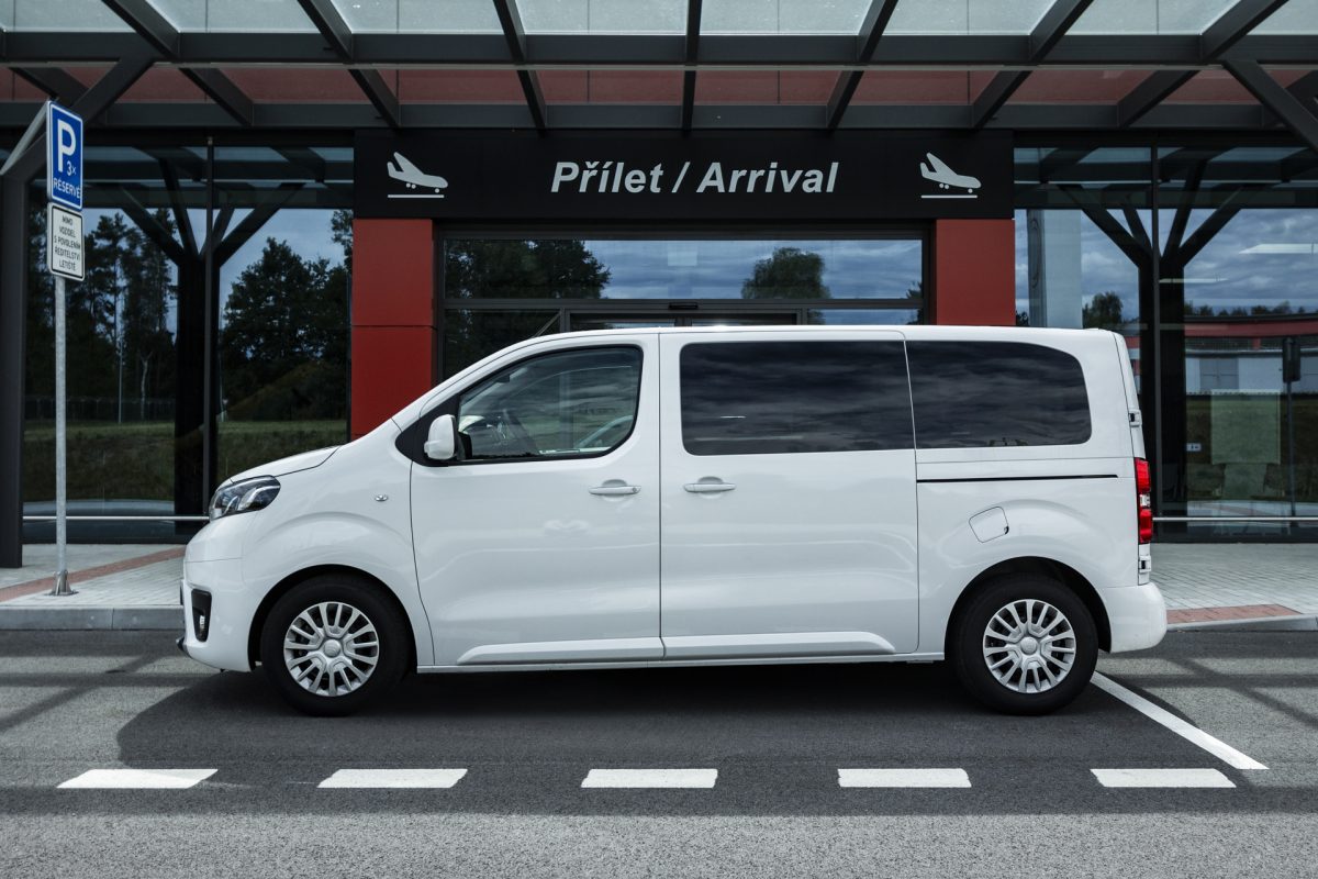 Toyota Proace Verso pohled ze strany, zavřené dveře