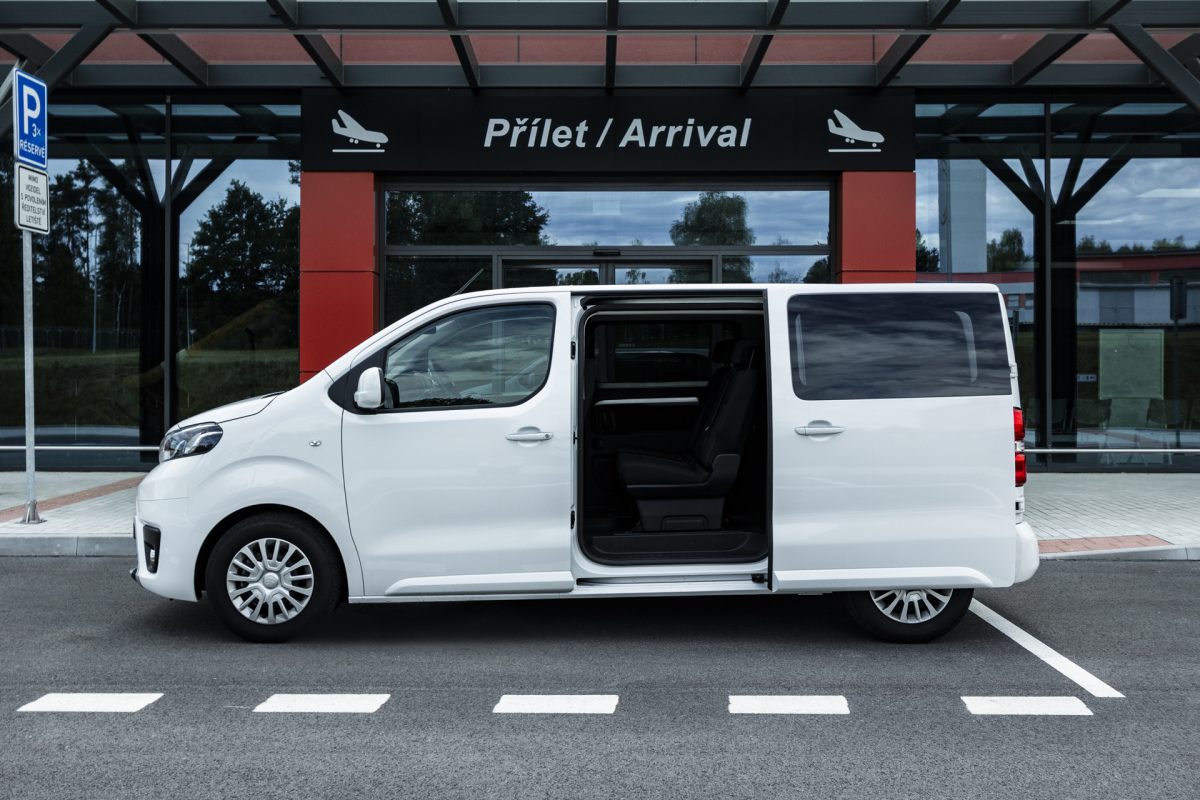 Toyota Proace Verso pohled ze strany, otevřené dveře