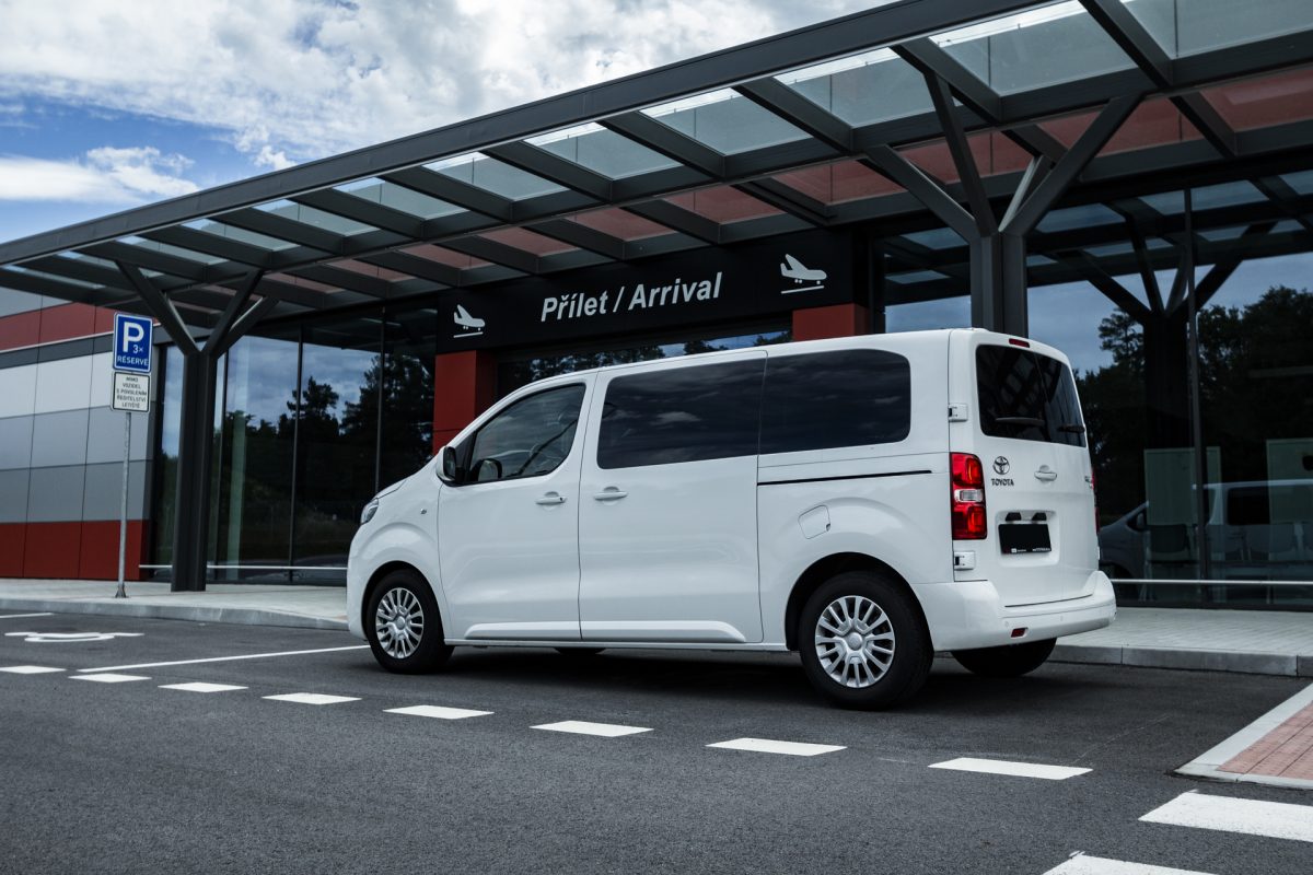 Toyota Proace Verso pohled ze strany letiště