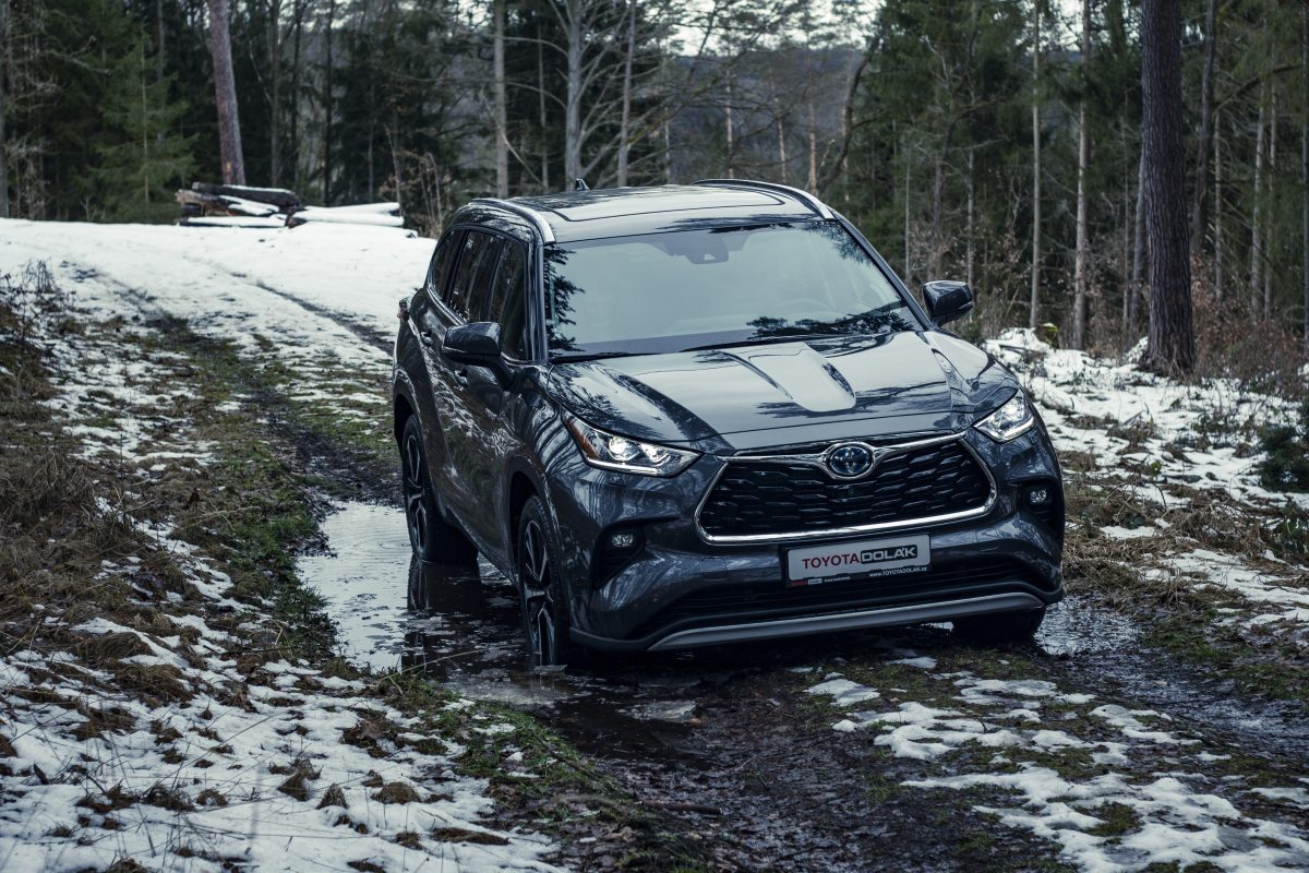 Toyota Highlander na bahně