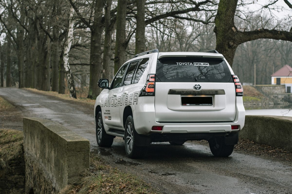 Toyota Land Cruiser 2.8 diesel zadní pohled