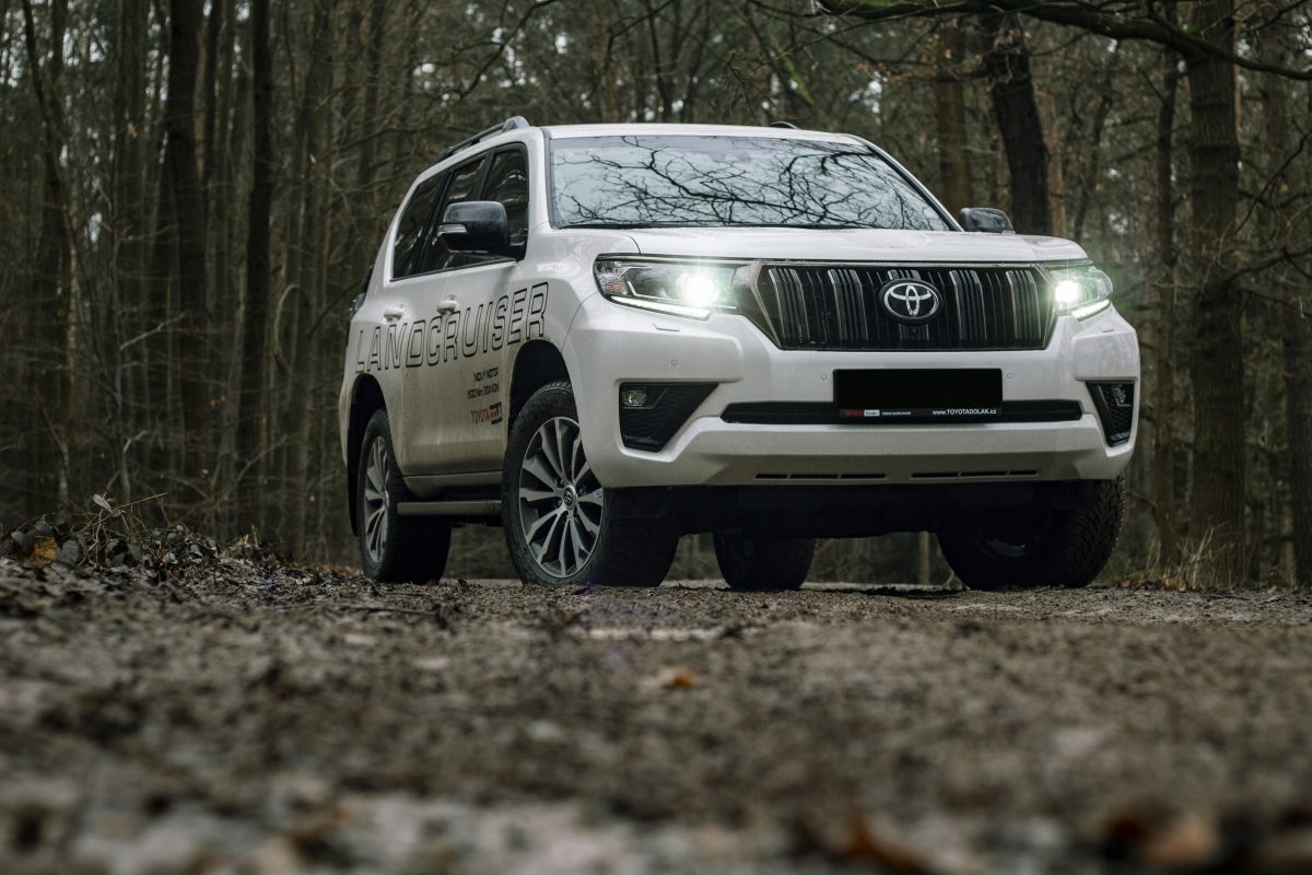 Toyota Land Cruiser 2.8 diesel v bahně světla zespodu