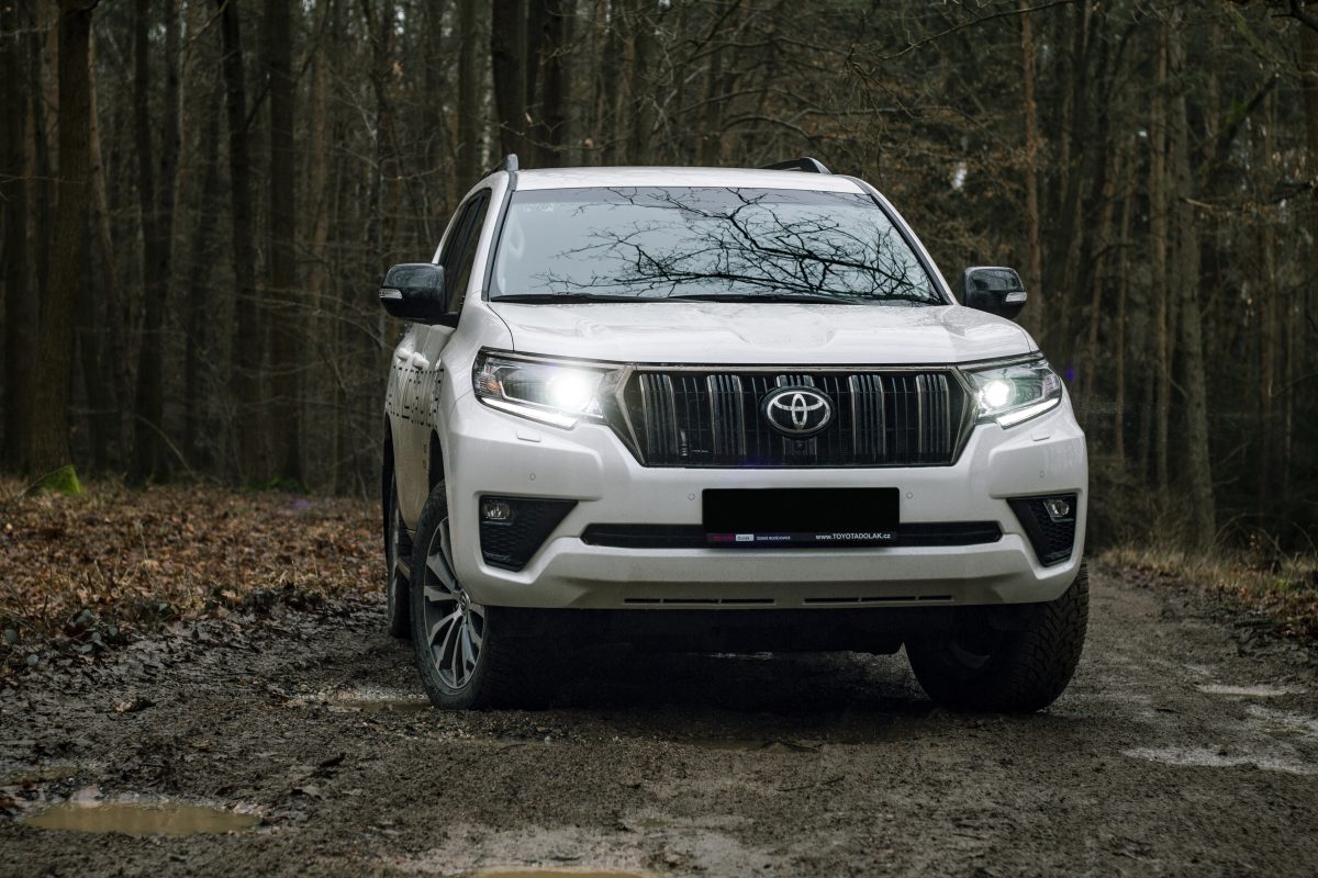 Toyota Land Cruiser 2.8 diesel v bahně vytočená kola detail