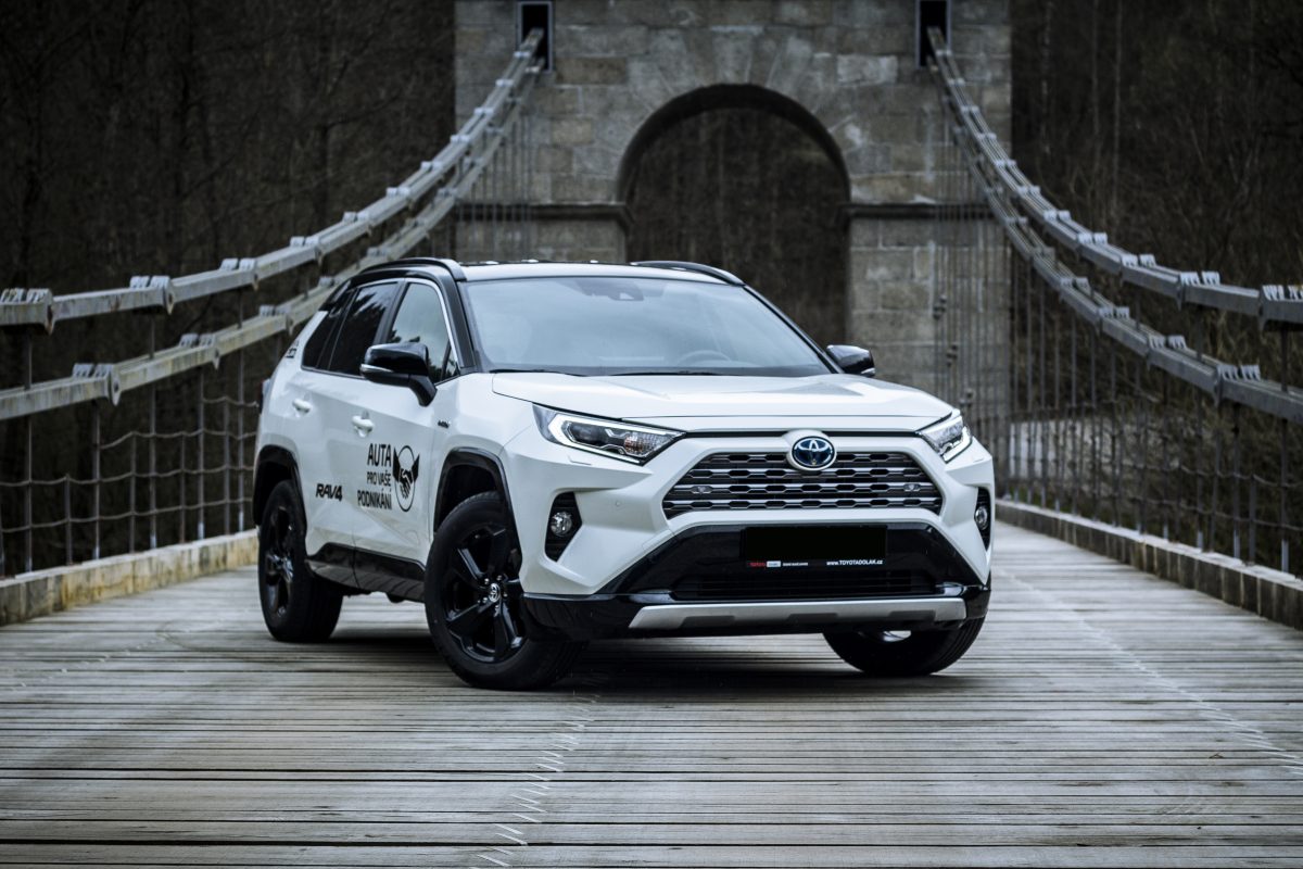 Toyota Rav4 hybrid - na mostě