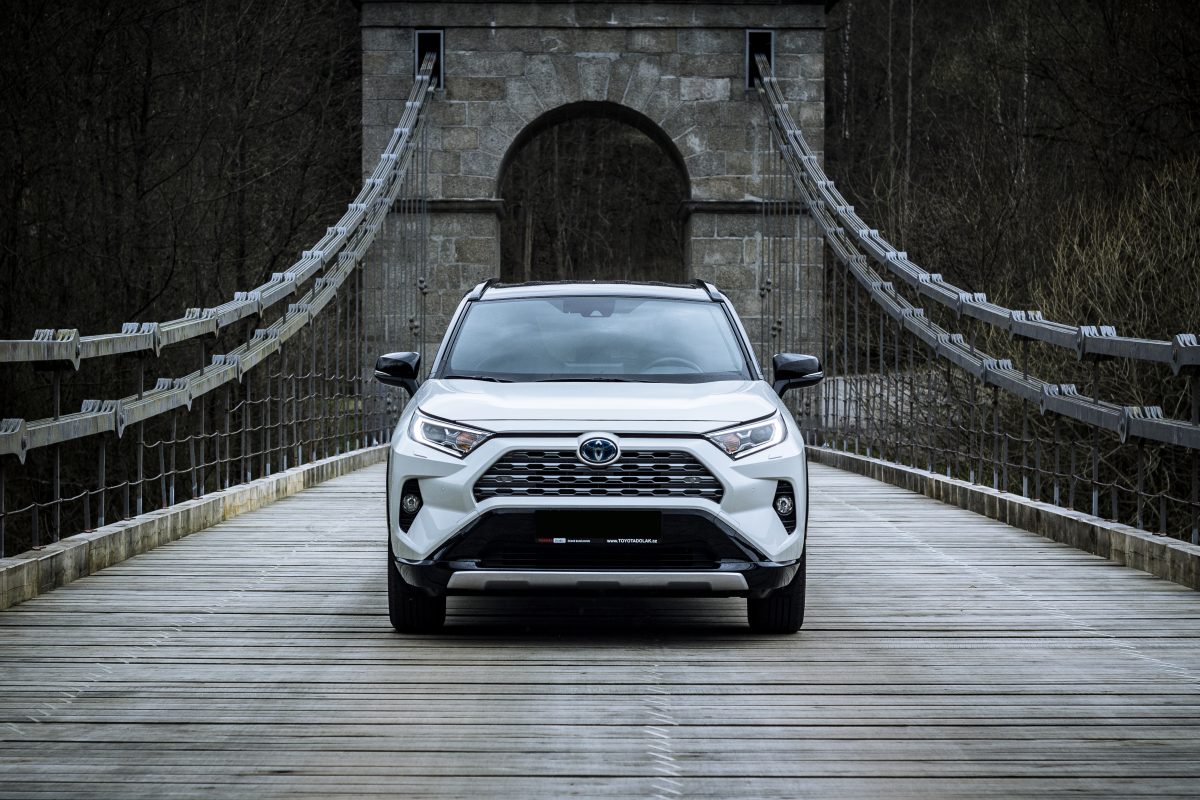 Toyota Rav4 hybrid - na mostě čelní pohled