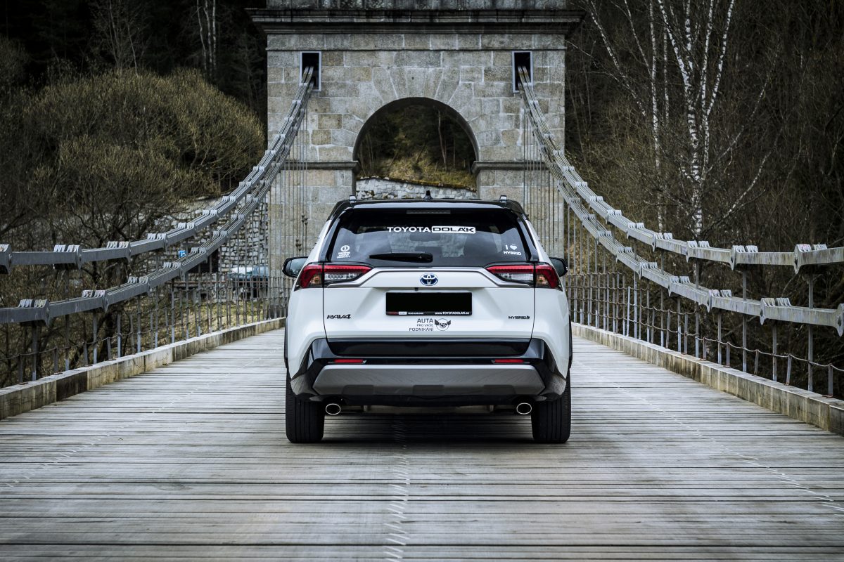 Toyota Rav4 hybrid - na mostě čelní pohled zezadu