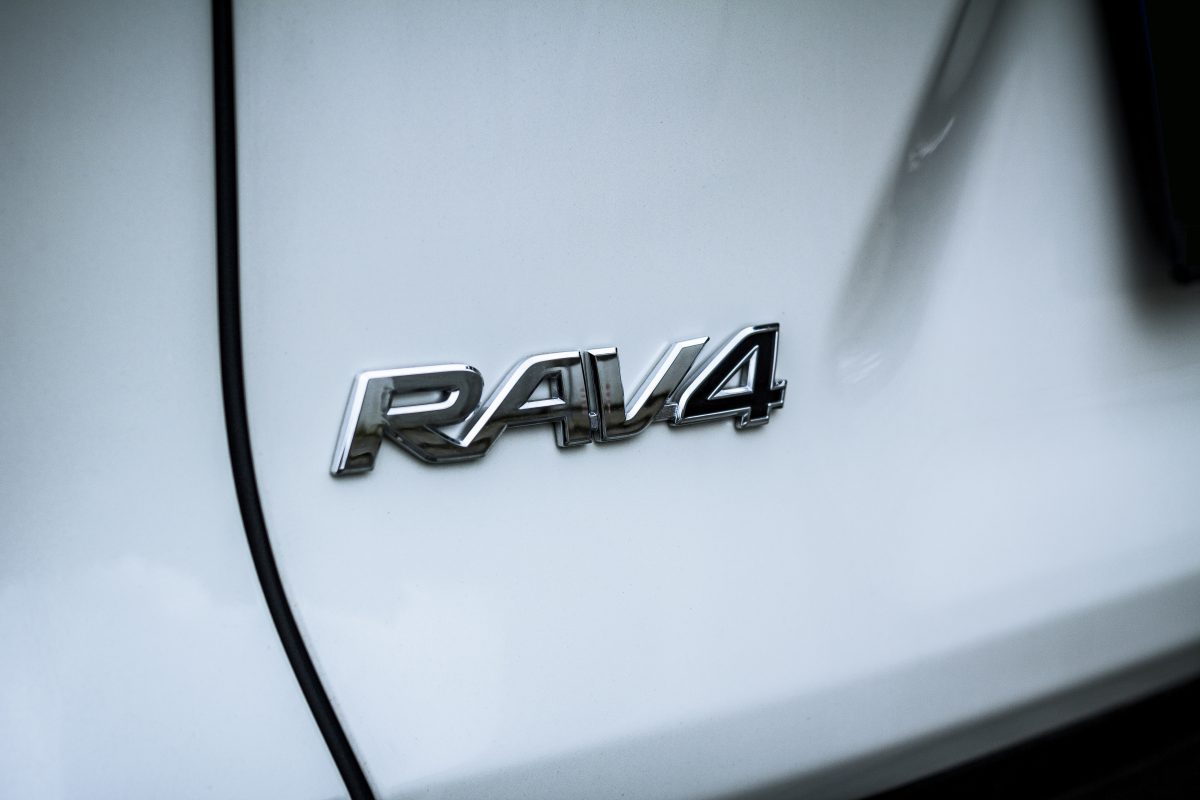 Toyota Rav4 hybrid - detail loga