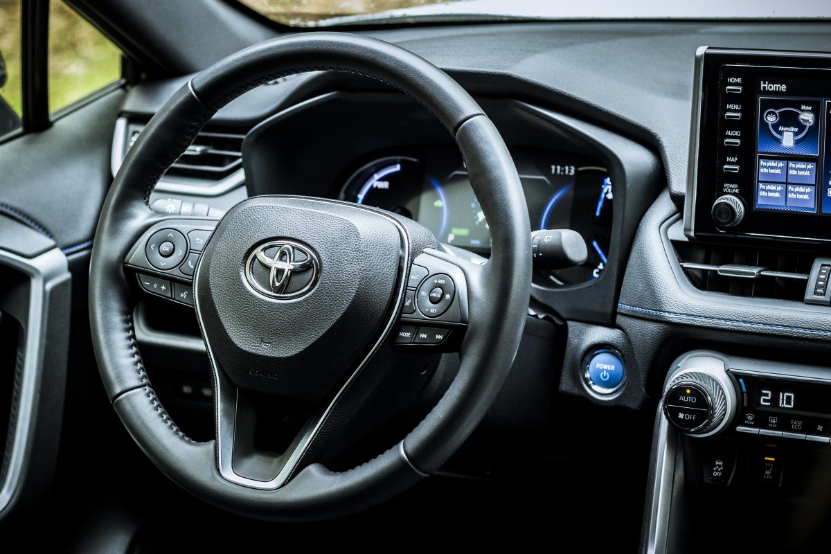 Toyota Rav4 hybrid - detail volantu