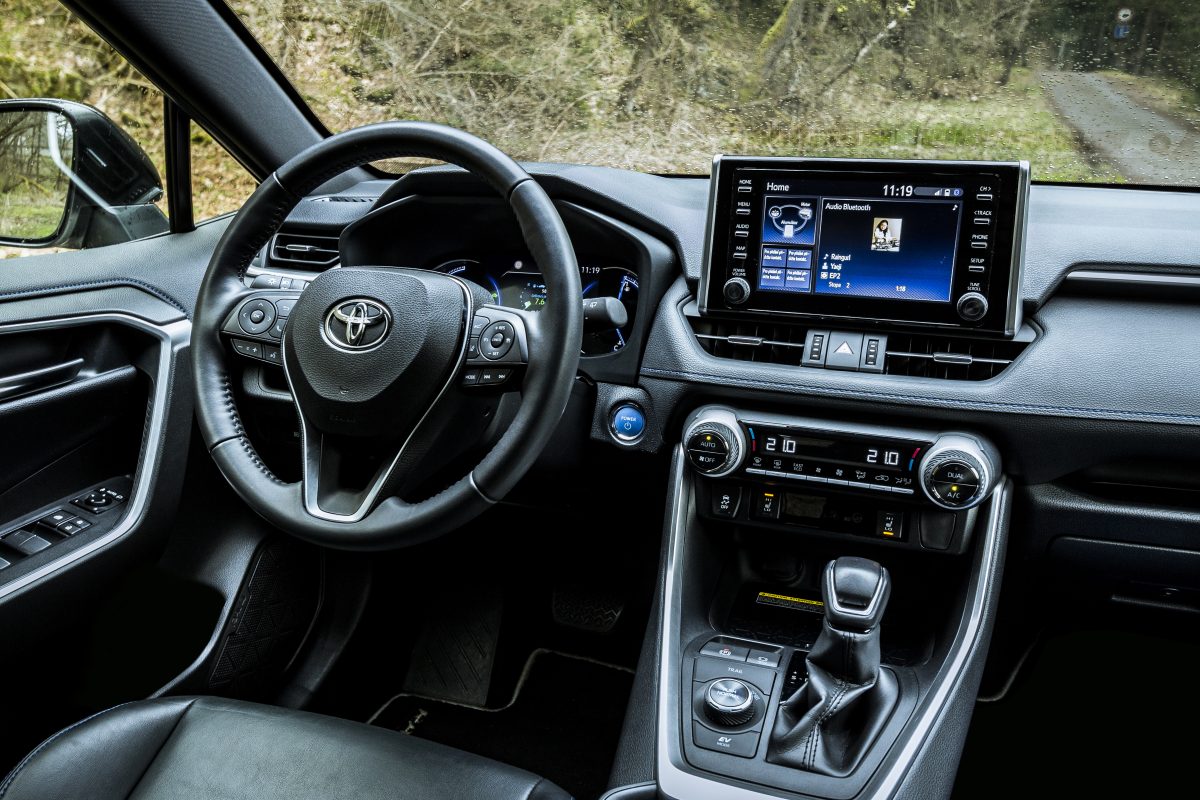 Toyota Rav4 hybrid - přední část interiéru
