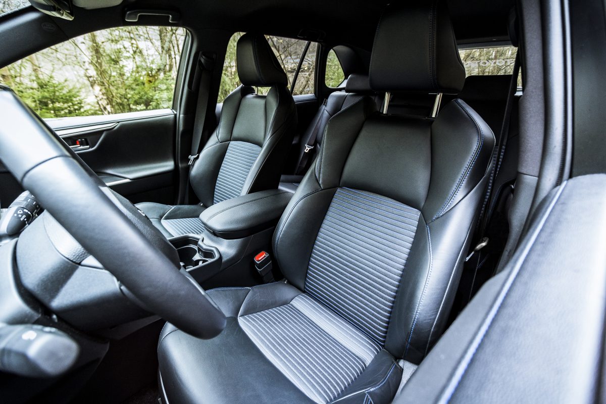 Toyota Rav4 hybrid - přední sedadla