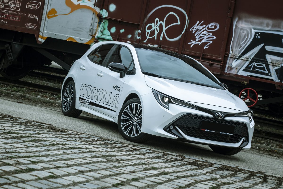 Toyota Corolla hatchback - street záběr zepředu