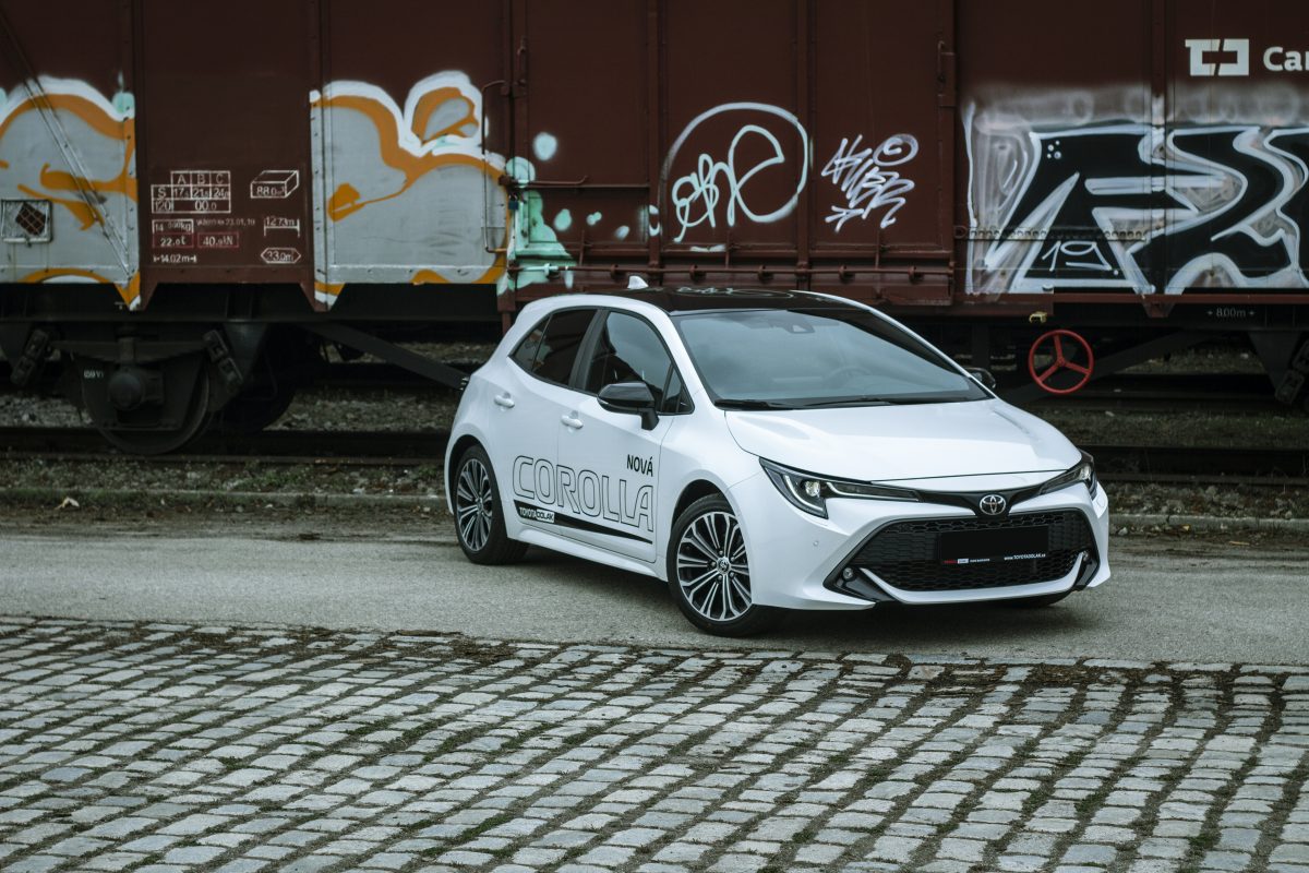 Toyota Corolla hatchback - street záběr s vagonem