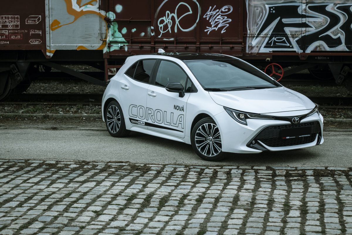 Toyota Corolla hatchback - street boční nápis