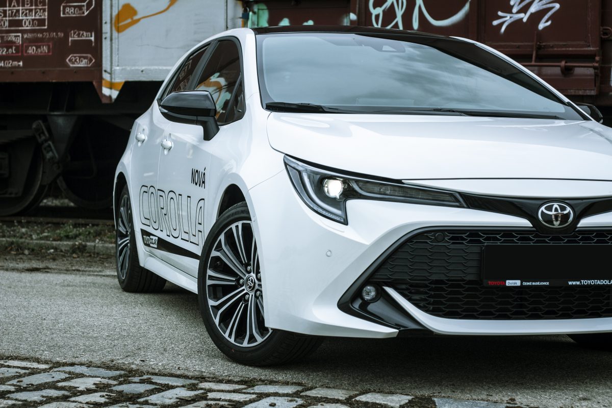 Toyota Corolla hatchback - street detail přední části