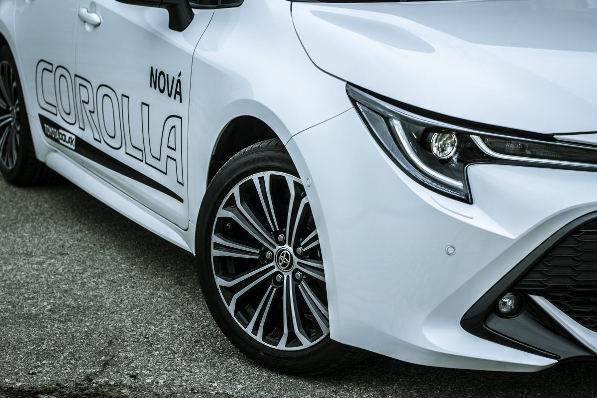 Toyota Corolla hatchback - street detail předního kola