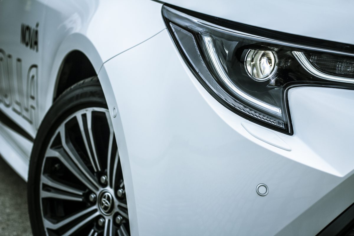 Toyota Corolla hatchback - street detail předního světla
