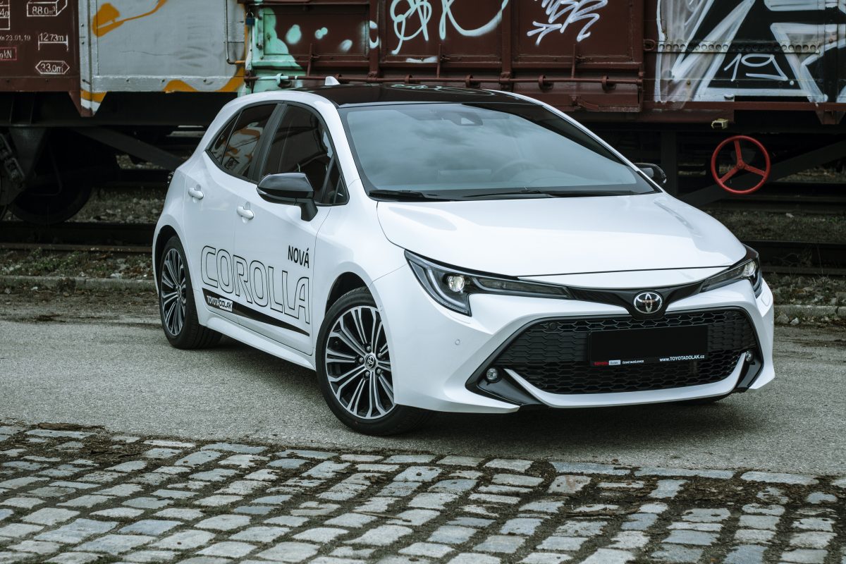 Toyota Corolla hatchback - street grafiti podruhé