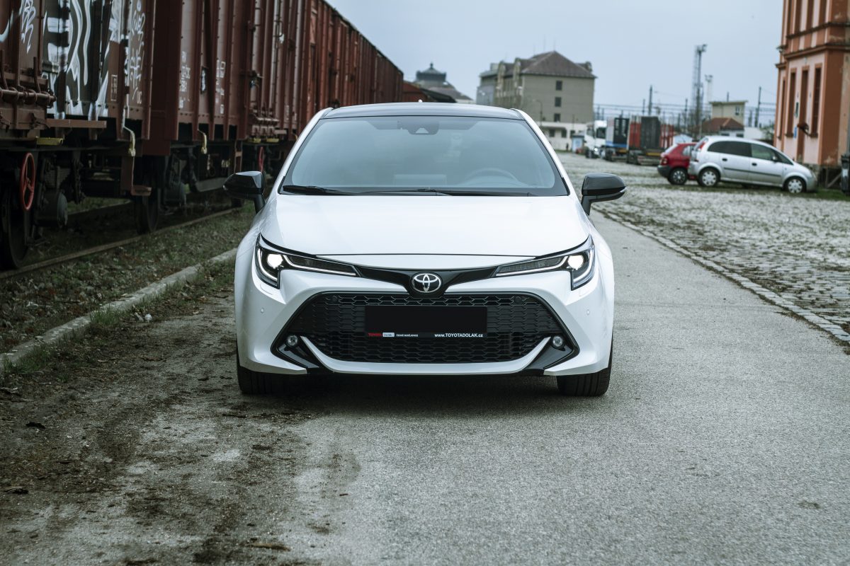 Toyota Corolla hatchback - čelní pohled zepředu