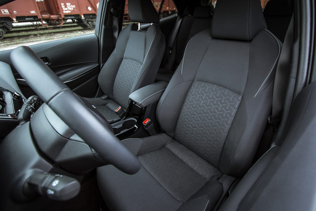 Toyota Corolla hatchback - přední sedadla