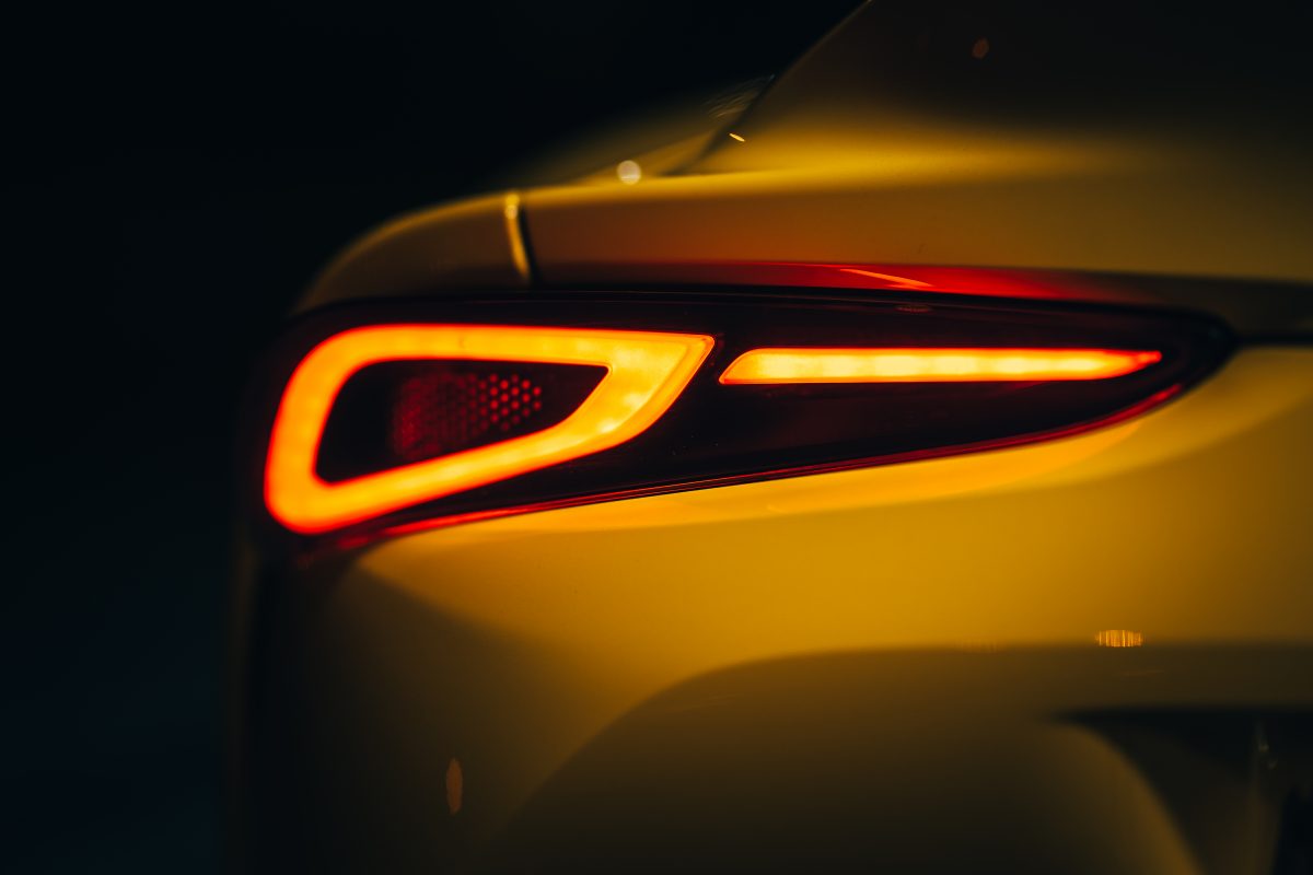 Toyota GR Supra zadní svítilna rozsvícená