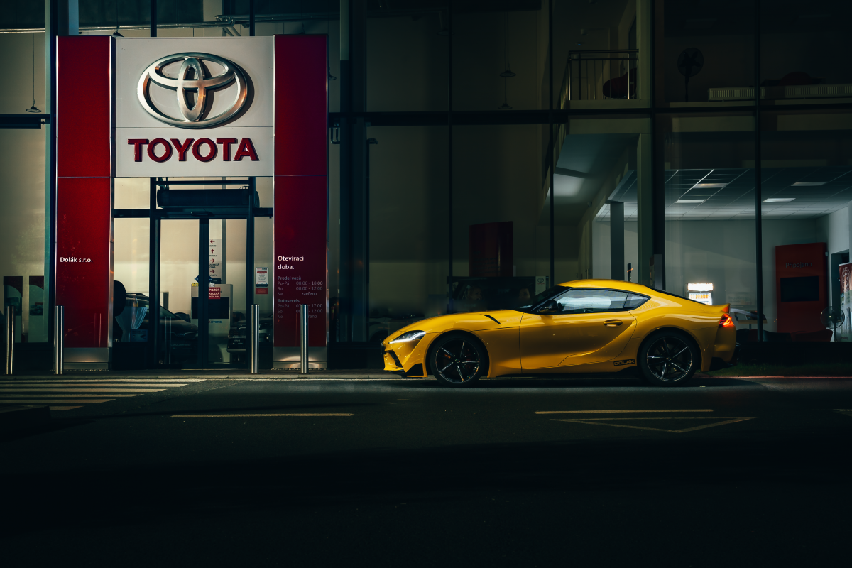 Toyota GR Supra před pobočkou Toyota Dolák