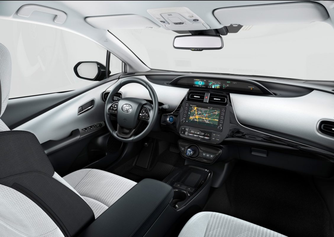 Toyota Prius Plug-In bílý interiér
