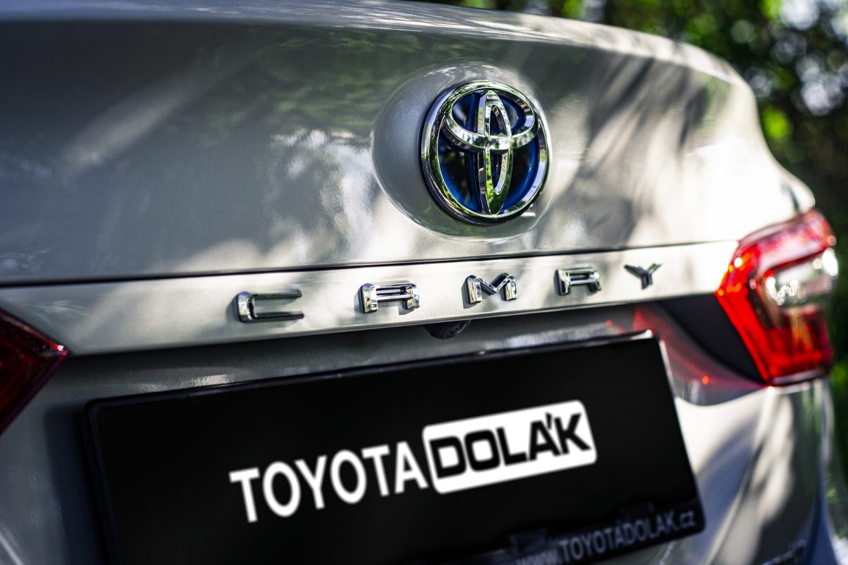 Toyota Camry 2021 - detail loga