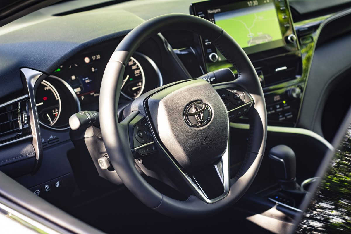 Toyota Camry 2021 - detail volantu z venku