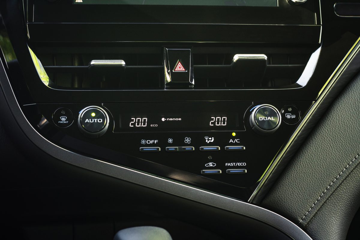 Toyota Camry 2021 - dvouzonová klimatizace