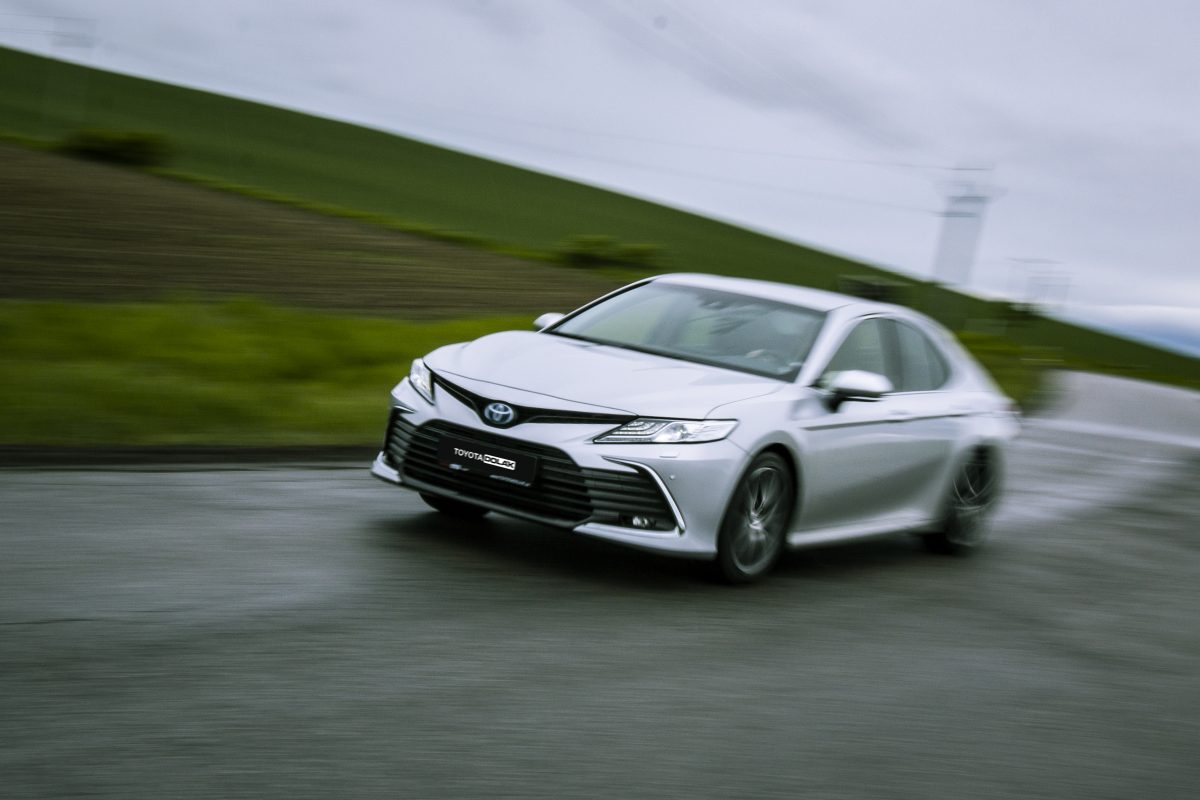 Toyota Camry 2021 - jízda v zatáčce