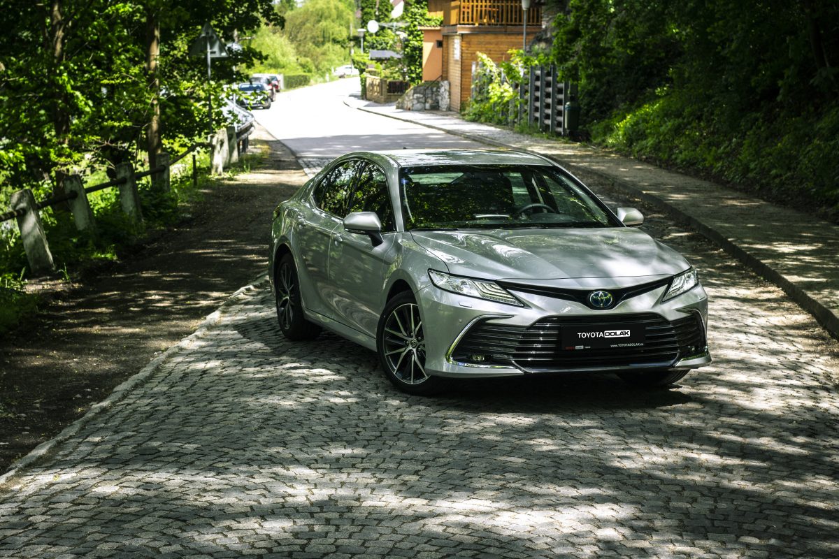 Toyota Camry 2021 - pohled přední pravý bok