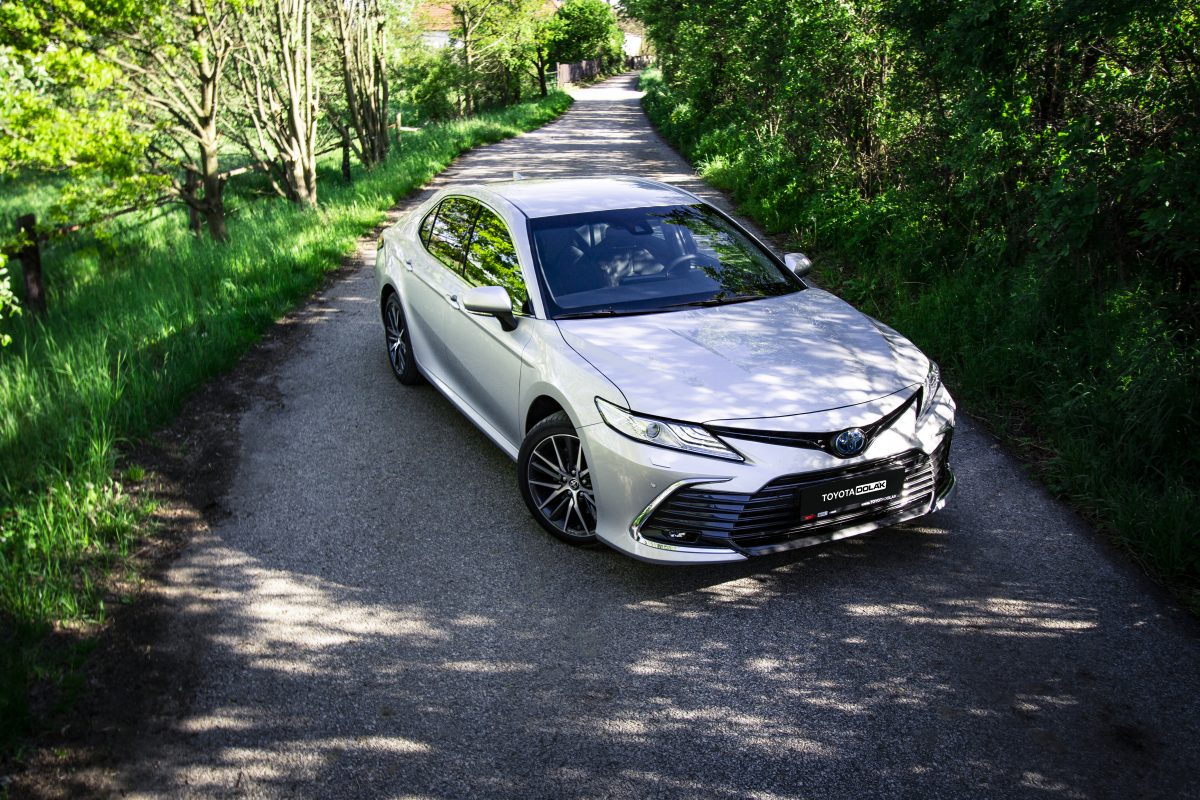 Toyota Camry 2021 - pohled shora