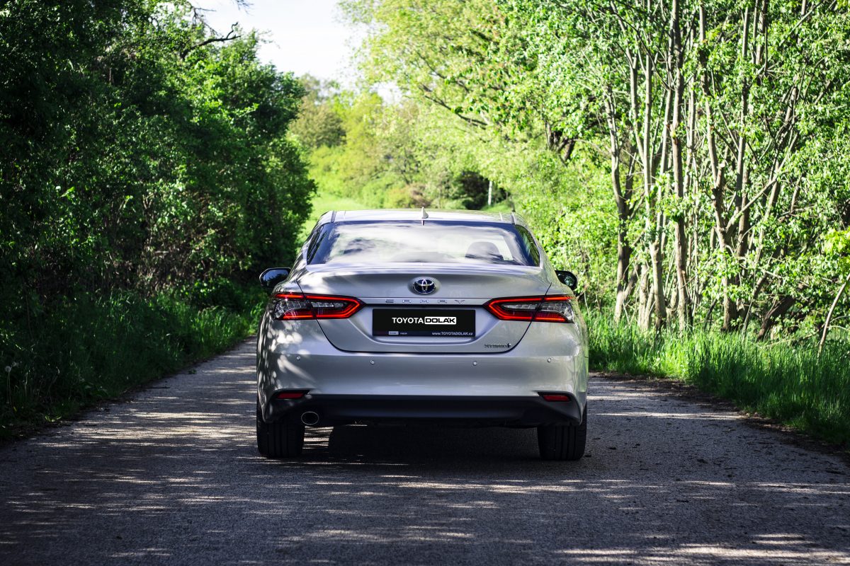 Toyota Camry 2021 - pohled zezadu