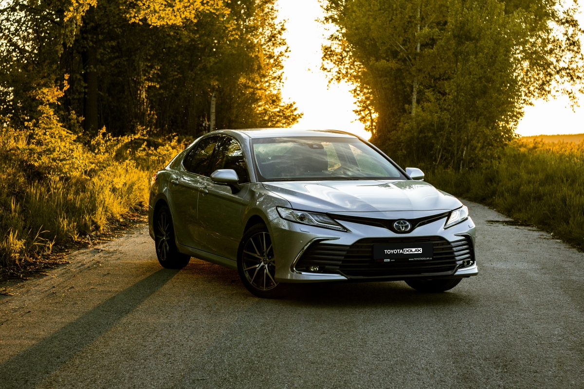 Toyota Camry 2021 - západ slunce zepředu