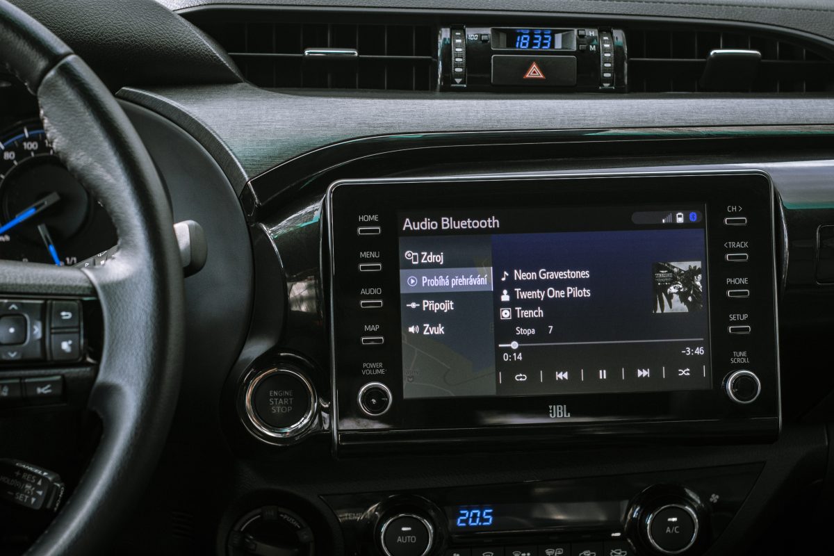 Toyota Hilux Invincible - LCD display