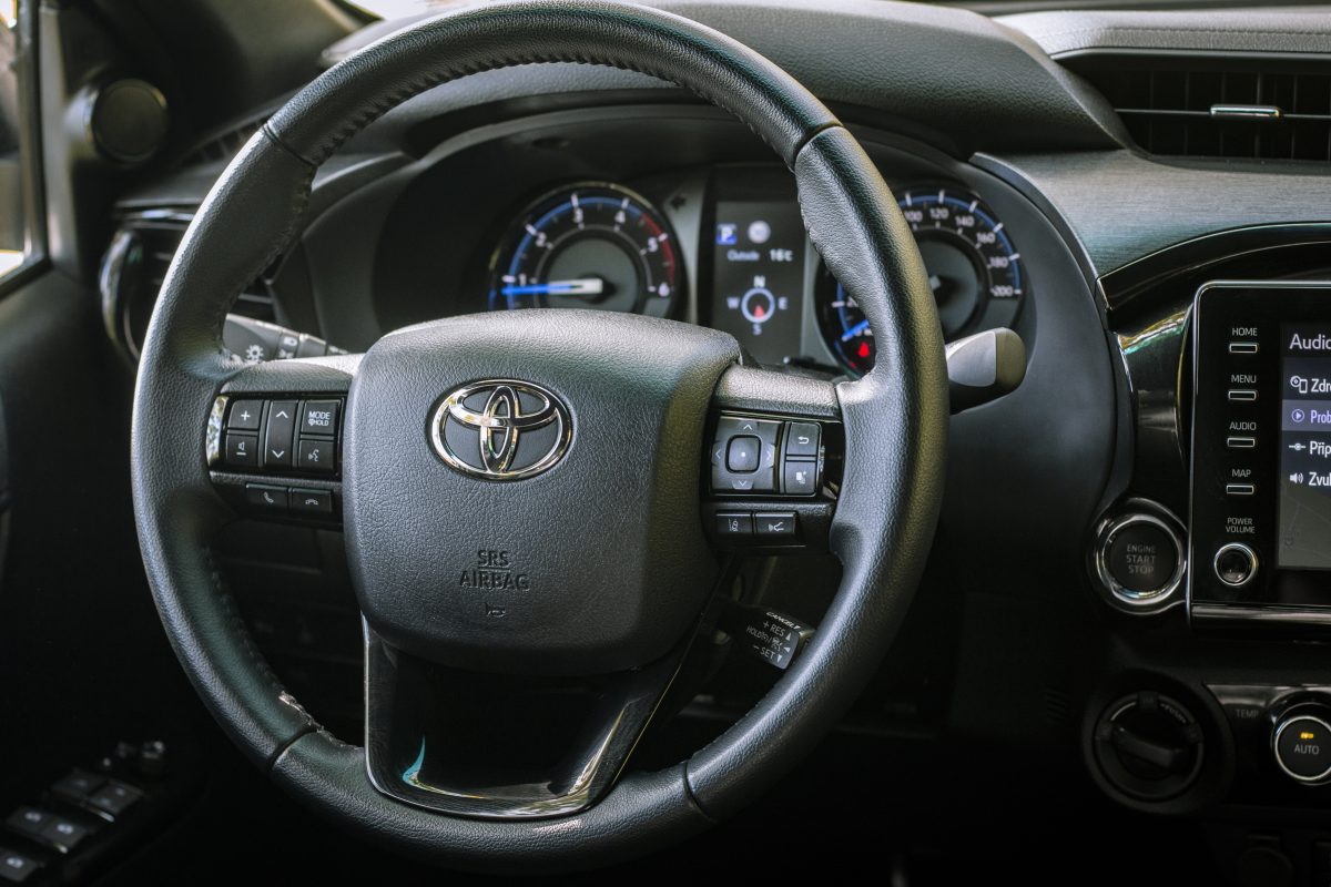 Toyota Hilux Invincible - detail volantu