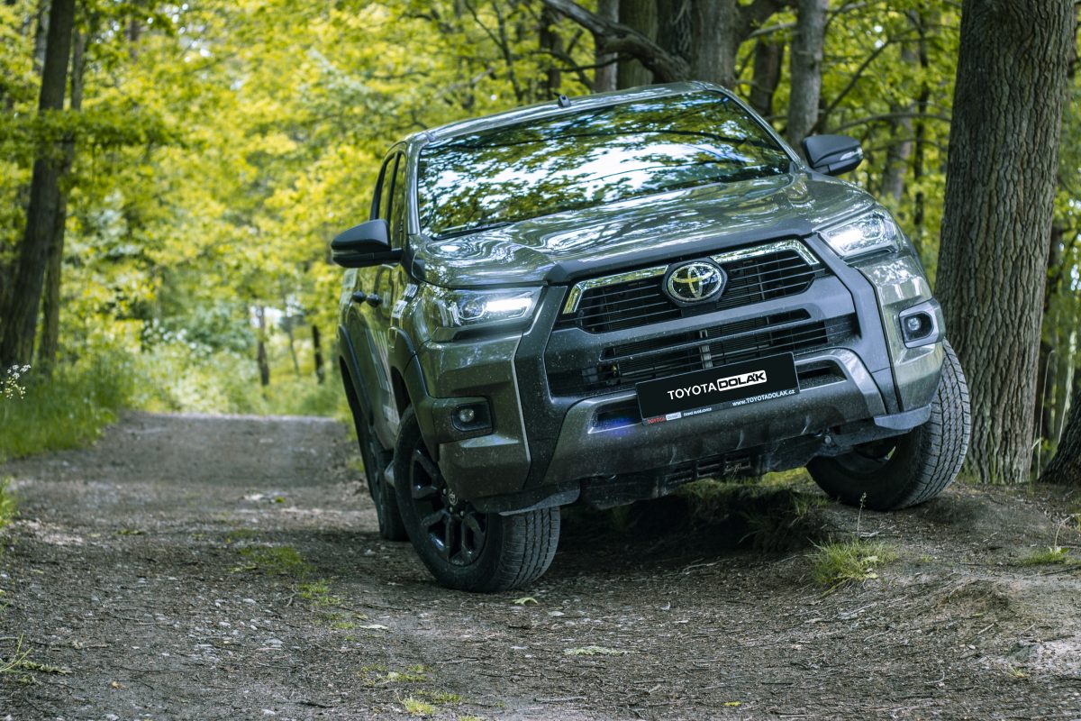 Toyota Hilux Invincible - nájezd v lese