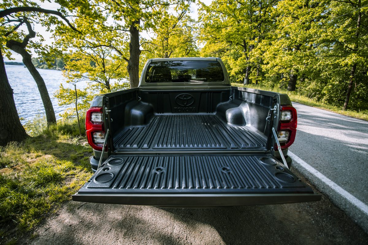 Toyota Hilux Invincible - otevřená korba pohled z příma