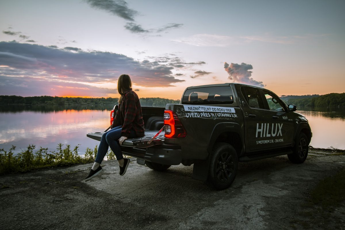 Toyota Hilux Invincible - piknik na korbě