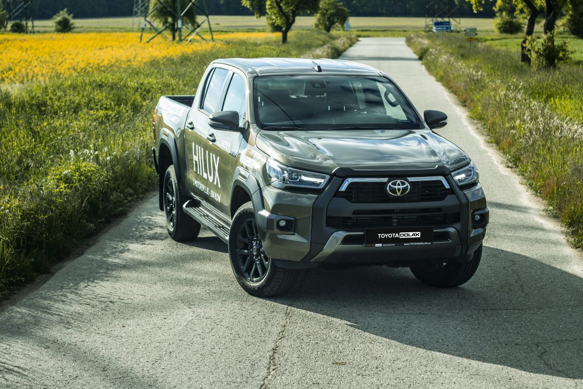 Toyota Hilux Invincible - pohled předobok