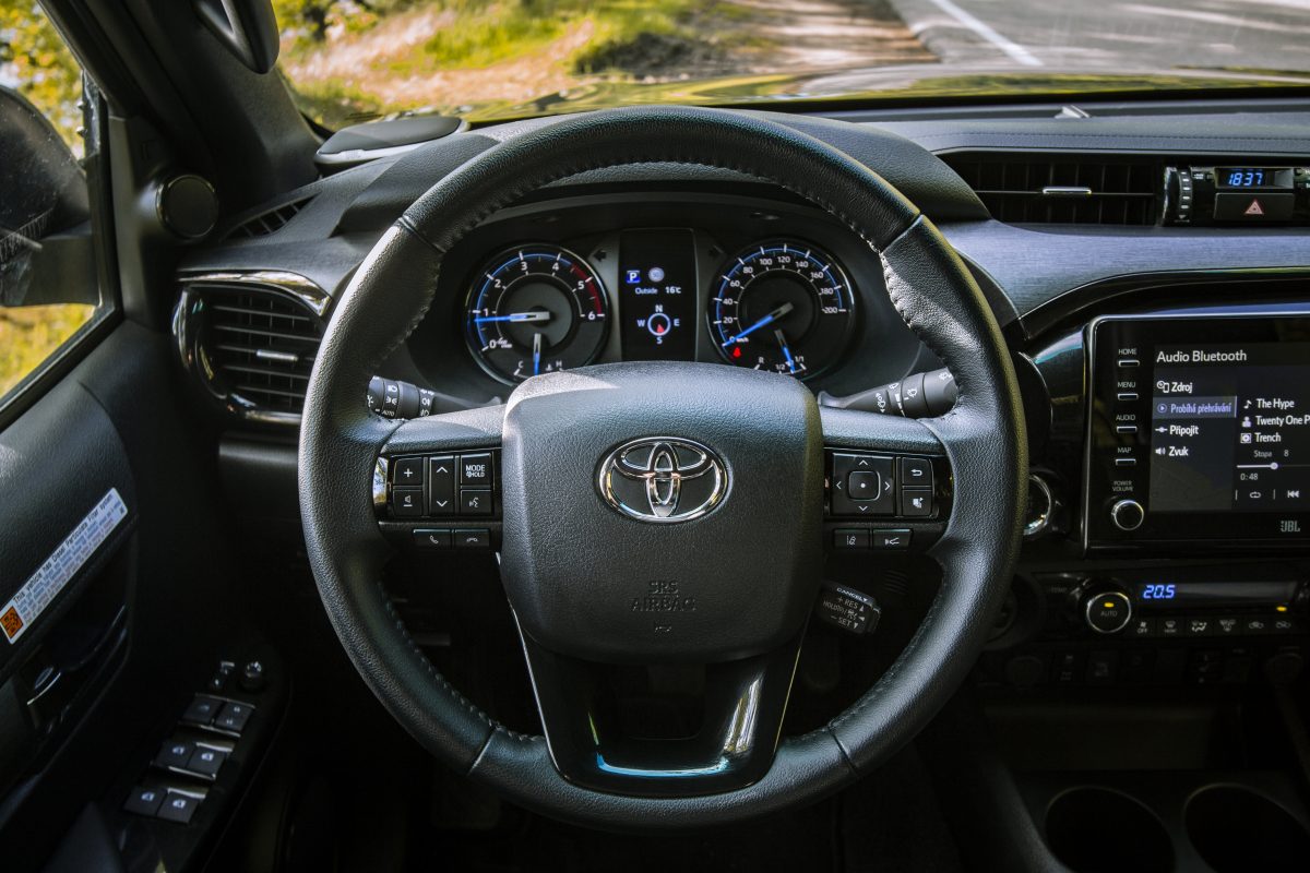 Toyota Hilux Invincible - pohled řidiče detail