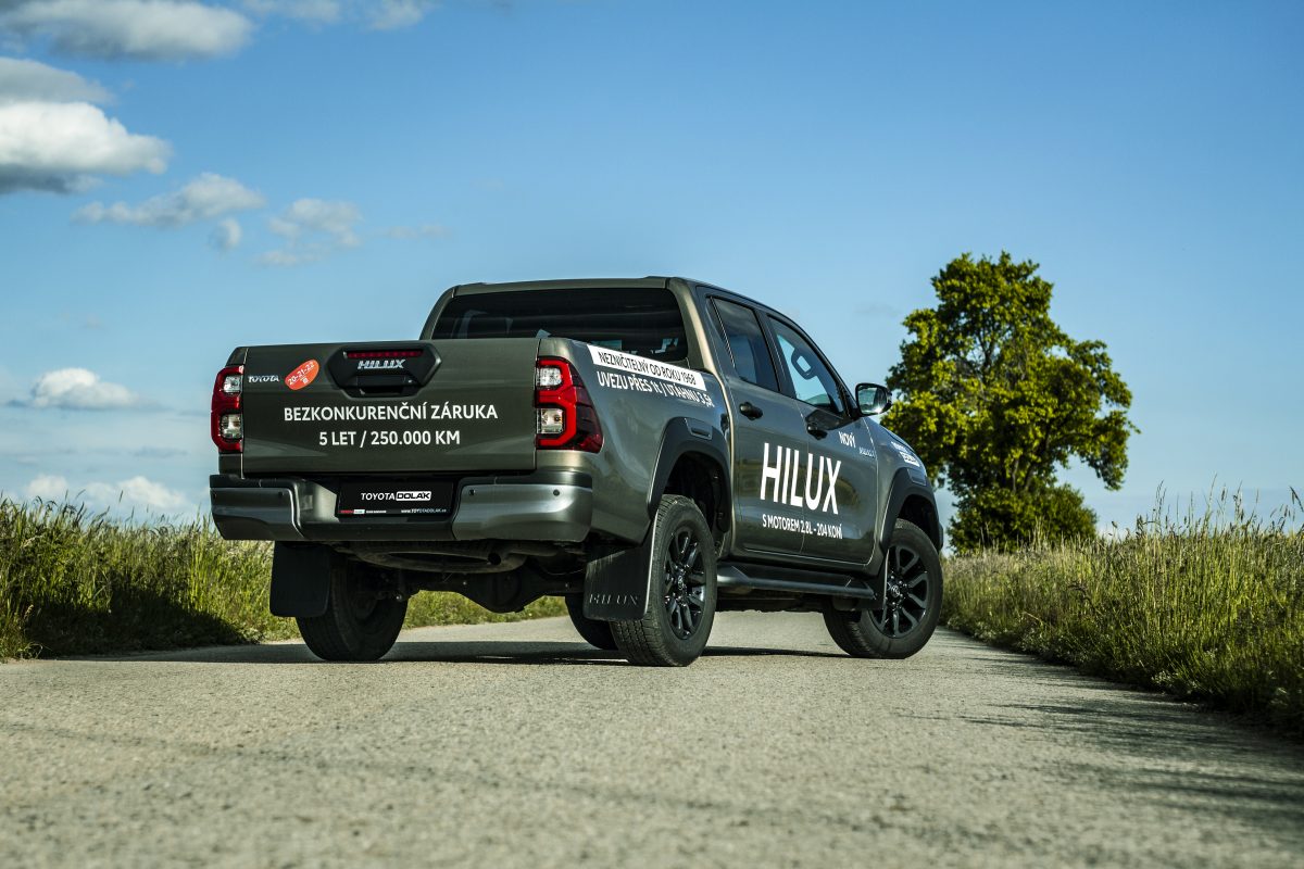 Toyota Hilux Invincible - pohled zadní bok