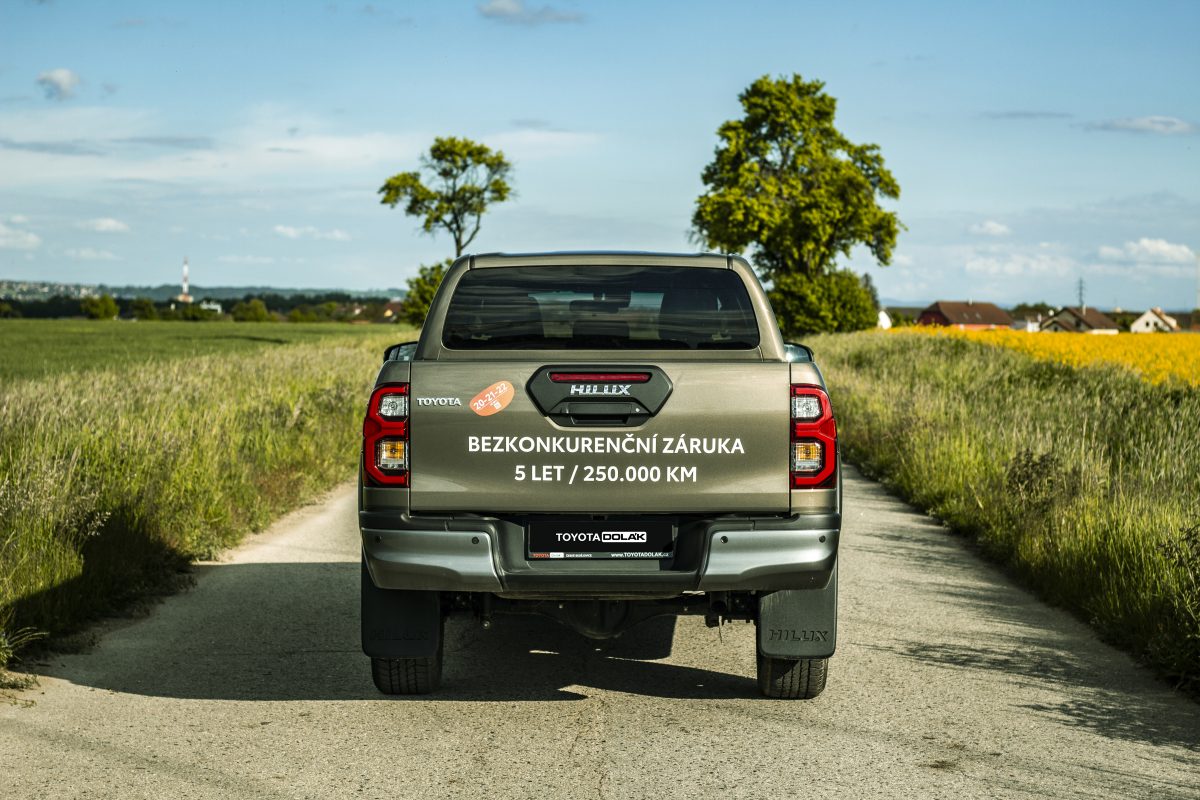 Toyota Hilux Invincible - pohled zezadu